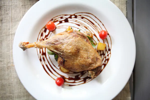 Konfitované kachní stehno, pečená kachna v borůvkové omáčce — Stock fotografie