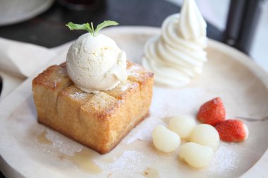 Yumurtalı dondurma ve meyve