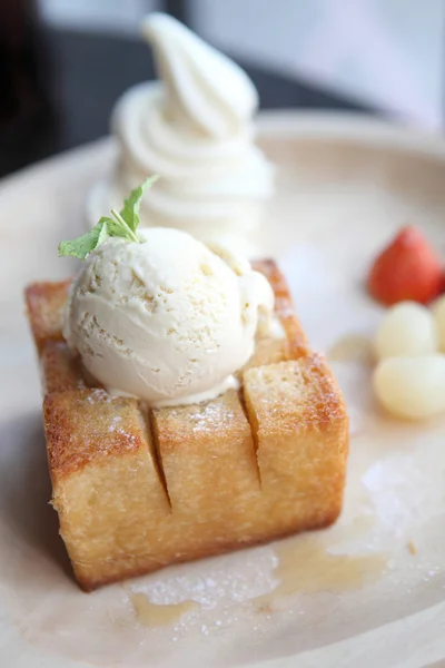 French toast with ice cream and fruit — Stock Photo, Image