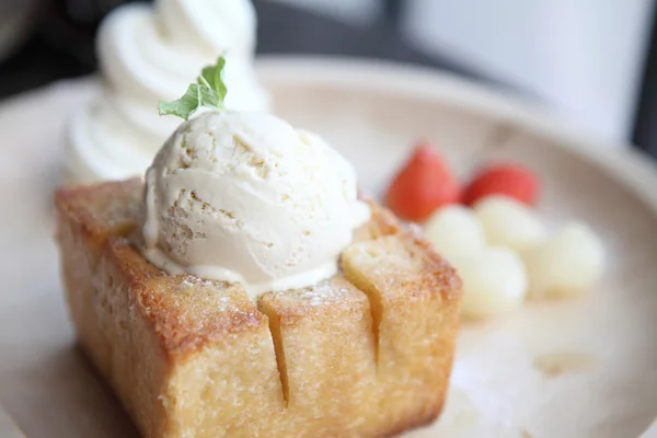 French toast with ice cream and fruit — Stock Photo, Image
