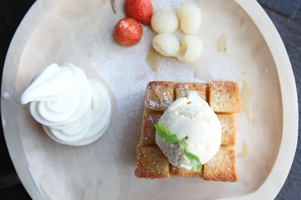 冰淇淋和水果的法式土司 — 图库照片