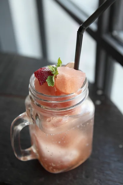 Suco de cubo de gelo de morango — Fotografia de Stock