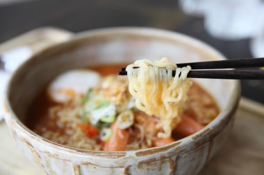 yumurta ile baharatlı noodle