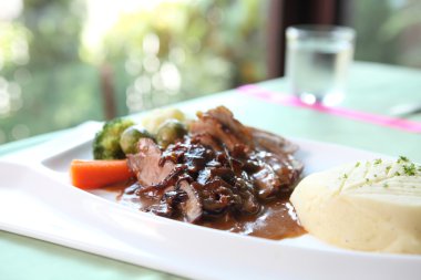 ördek confit, yaban mersini soslu kızarmış ördek