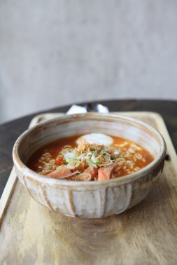 yumurta ile baharatlı noodle