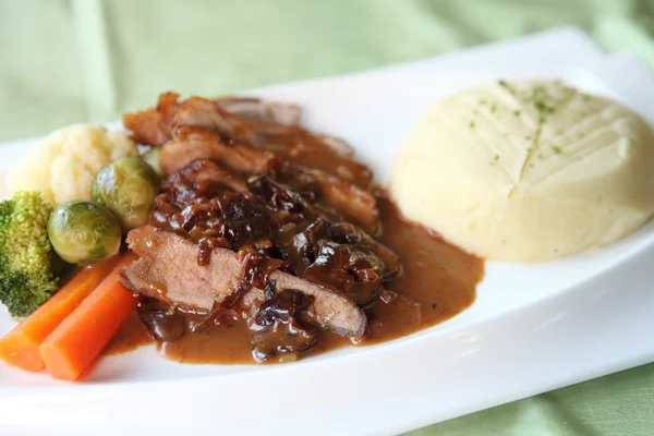 Entenconfit, gebratene Ente mit Blaubeersoße — Stockfoto