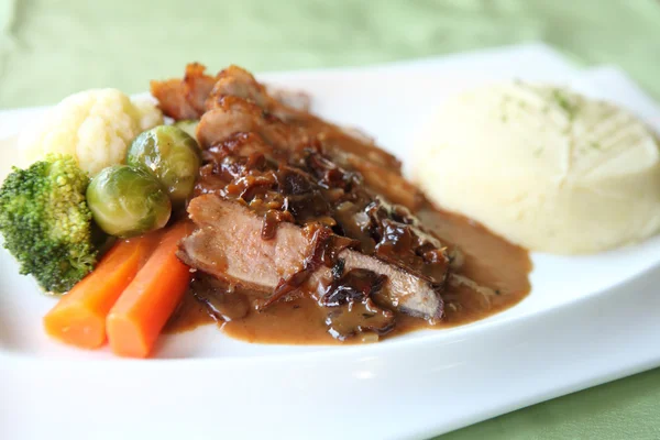 ördek confit, yaban mersini soslu kızarmış ördek