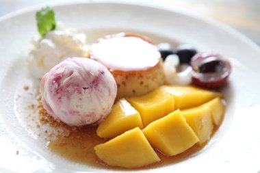 puding ve meyve ile dondurma