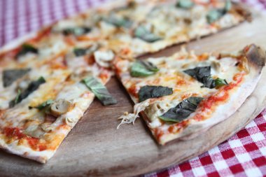 Pizza jambon ve mantar