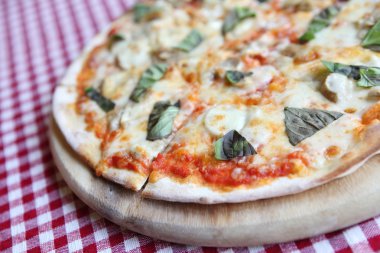 Pizza jambon ve mantar