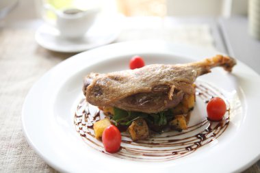 ördek confit, kızarmış ördek bacak 