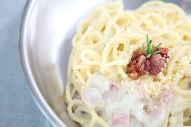 Jambon ve peynirli spagetti.
