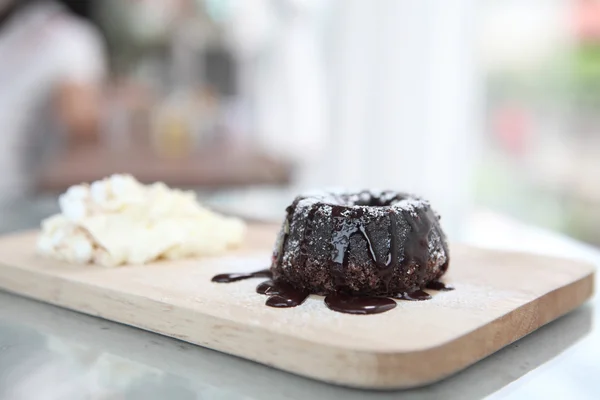 アイスクリームとチョコレートの溶岩ケーキ — ストック写真