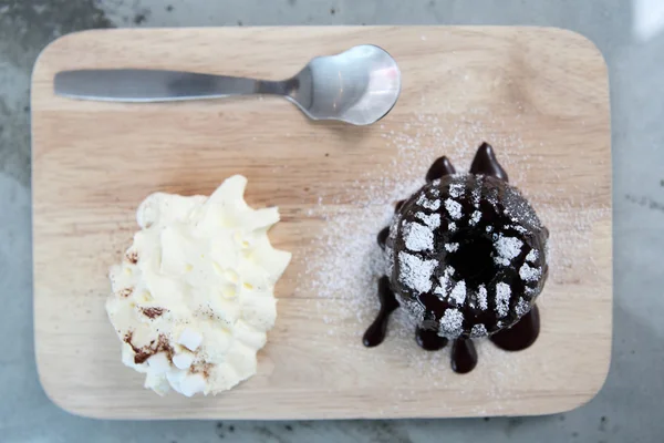 Шоколадний лавовий торт з морозивом — стокове фото