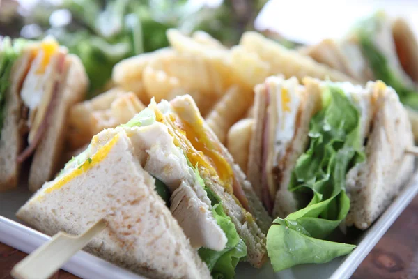 Club sandwich avec sur fond bois — Photo