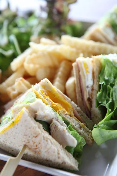 Klubový sendvič s pozadím ze dřeva — Stock fotografie