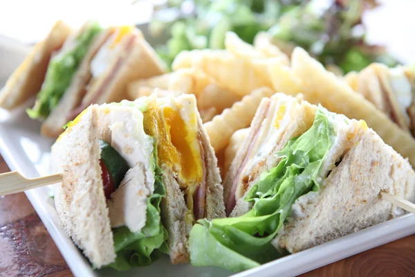 Club sandwich avec sur fond bois — Photo