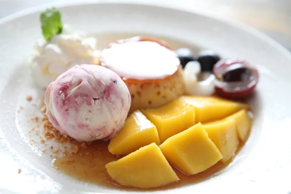 Ice cream with pudding and fruit — Stock Photo, Image