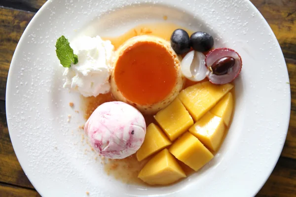 Zmrzlina s pudinkem a ovocem — Stock fotografie