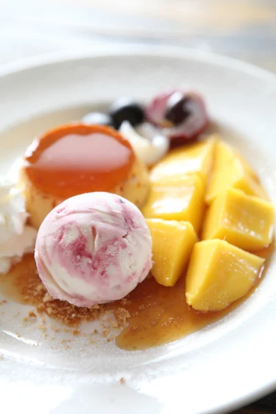 Ice cream with pudding and fruit — Stock Photo, Image