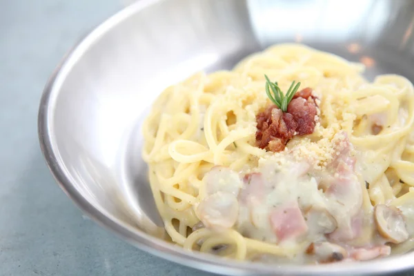 Espaguetis carbonara con jamón y queso —  Fotos de Stock