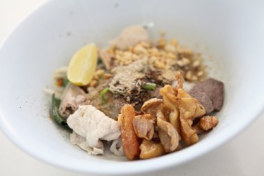 sıcak ve baharatlı Tay noodle üzerinde tom yum çorbası