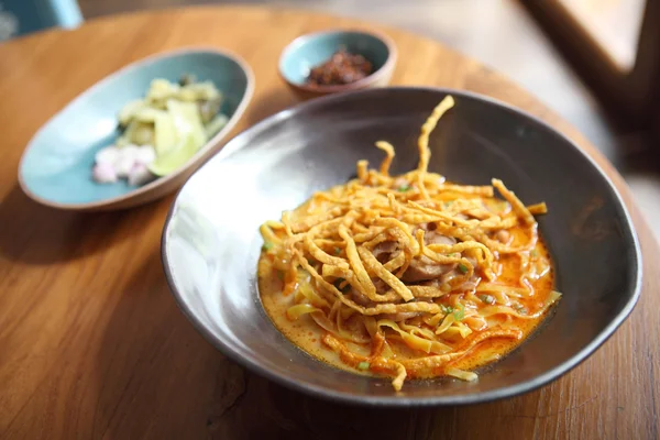 Noodle Khao soi, cibo tailandese su sfondo legno — Foto Stock