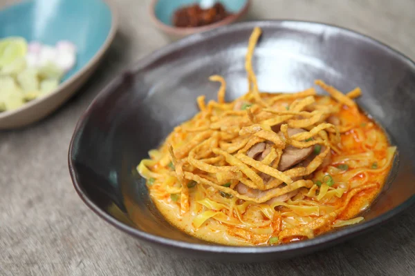 面条考 soi，木背景上泰国食品 — 图库照片