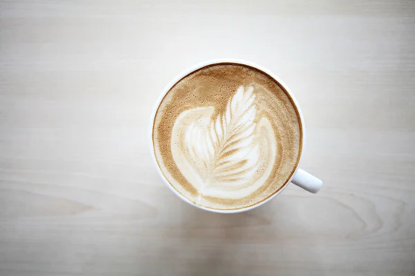 Kahvi puupohjalla — kuvapankkivalokuva