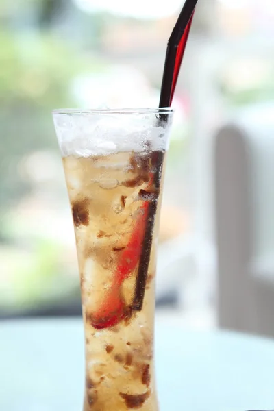 Lychee soda sobre fundo de madeira — Fotografia de Stock