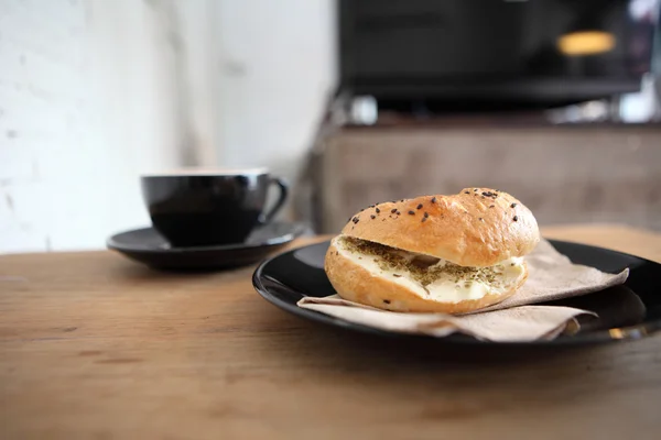 Bagel with coffee — Stock Photo, Image