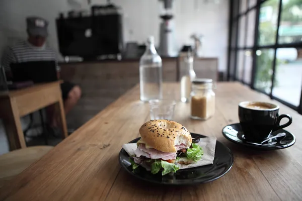 Bagel med kaffe — Stockfoto