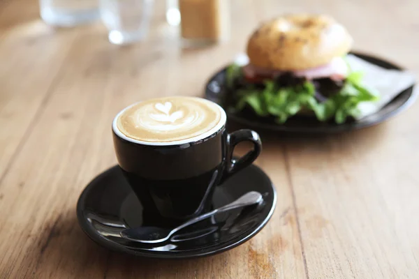 Bagel con café — Foto de Stock