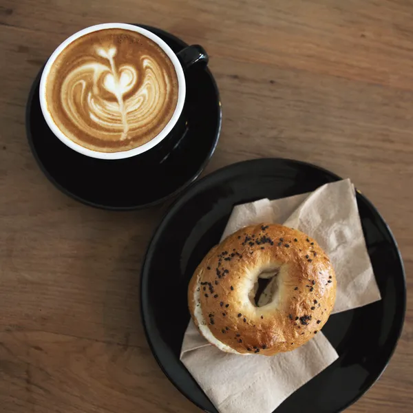 Bagel con caffè — Foto Stock