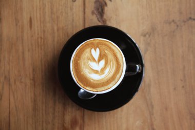 ahşap zemin üzerinde kahve