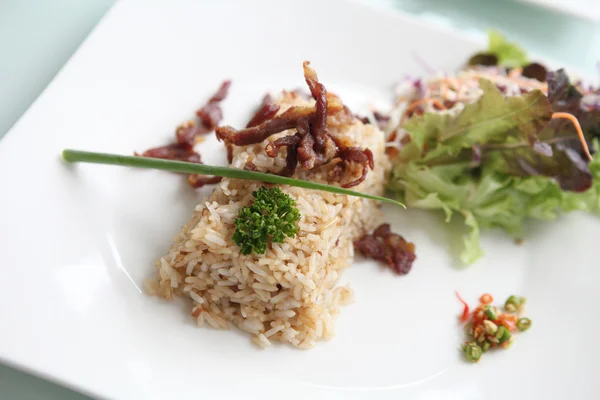 Paistettua riisiä sianlihan kanssa — kuvapankkivalokuva