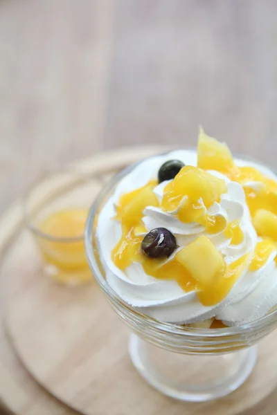 Mango mousse kaka — Stockfoto