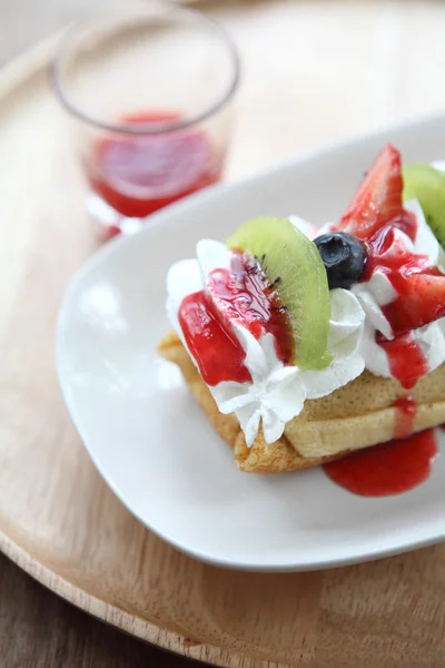 Crape cake with fruit — Stock Photo, Image