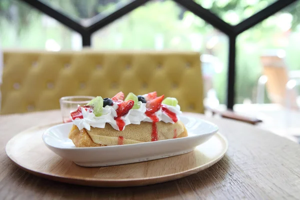 Crape-Kuchen mit Früchten — Stockfoto