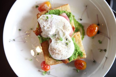 bezelye haşlanmış yumurta