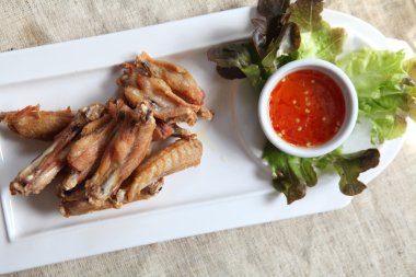 Ahşap arka planda kızarmış tavuk.