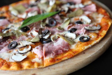 Kuru tedavi jambon ve fesleğen pizza