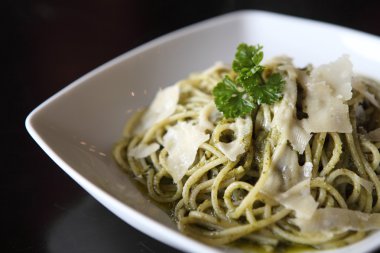 ahşap zemin üzerine pesto soslu spagetti