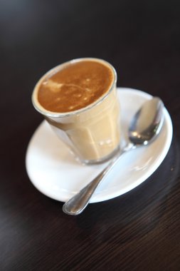 ahşap zemin üzerinde kahve