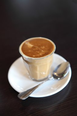 ahşap zemin üzerinde kahve