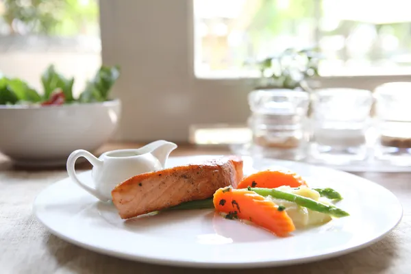 Lachssteak vom Grill — Stockfoto