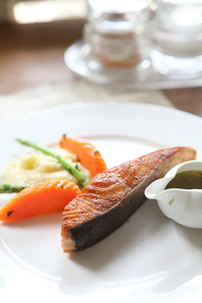 Bife de salmão grelhado — Fotografia de Stock