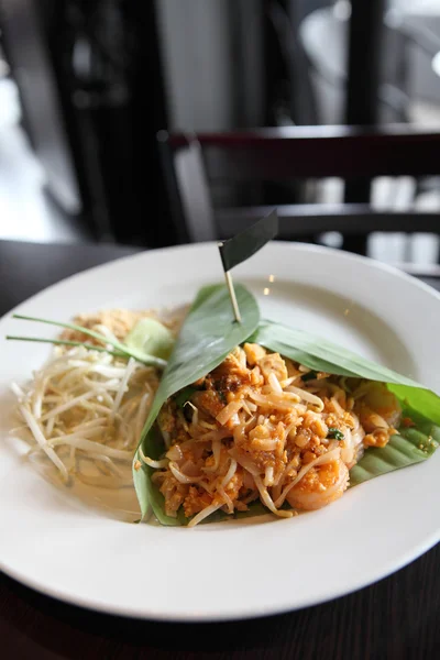 Thaimat padthai stekta nudlar med räkor — Stockfoto