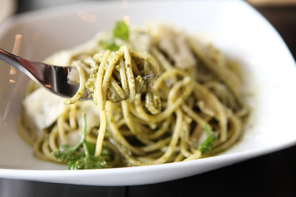 Espaguetis con salsa de pesto — Foto de Stock