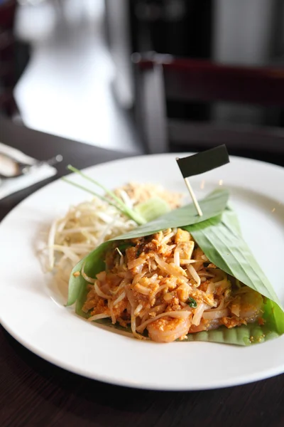 Тайская еда падтай жареная лапша с креветками — стоковое фото